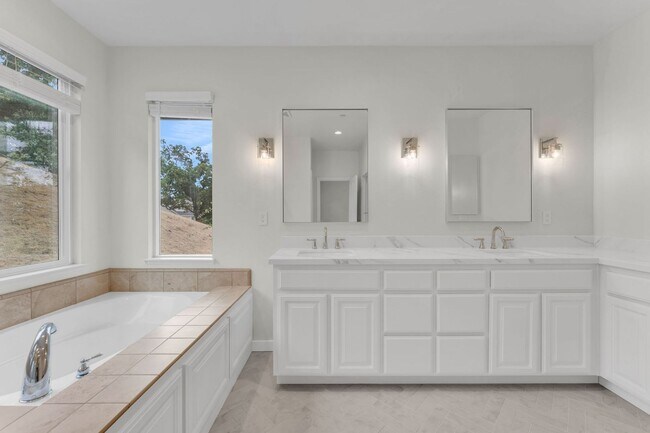 Building Photo - Gorgeous remodeled 3 bedroom, 3 full bathroom home for rent!