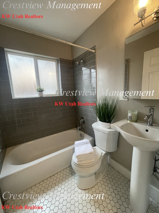 Building Photo - Claybourne Duplex