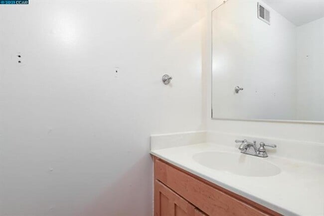 Building Photo - 3 bedroom 2.5 bathroom townhome w/ 1 car garage in desirable Pleasant Hill neighborhood.