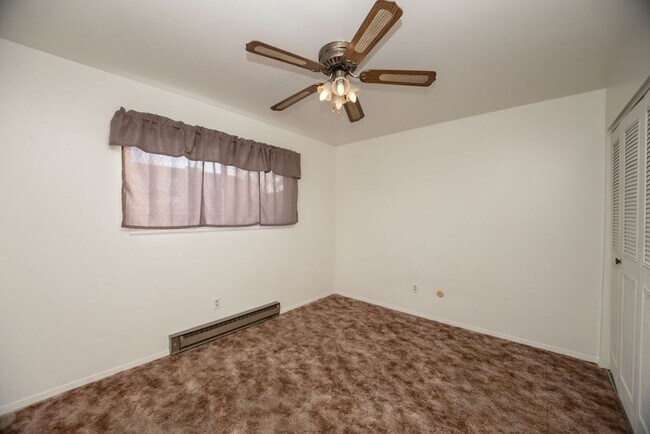 Building Photo - 3208 Spruce Dr
