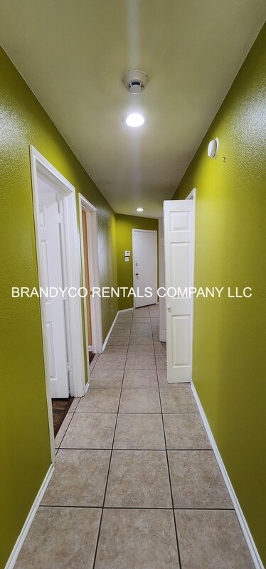 Building Photo - 4509 Twin Oaks Cir