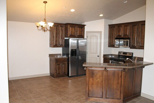Building Photo - 825 S 90 E