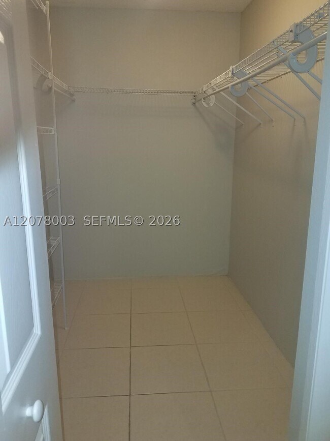 Building Photo - 220 Lakeview Dr