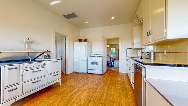 Building Photo - Charming 2 bedroom 1.5 bath plus office ho...