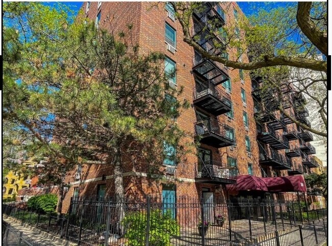 Building Photo - 3900 N Pine Grove Ave
