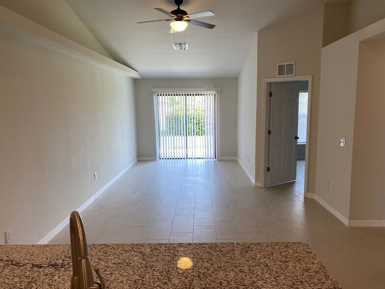 Building Photo - $250 move in special - 3 bedroom, 2 bath Duplex