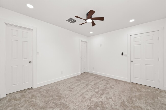 Building Photo - 6615 W Montgomery Rd