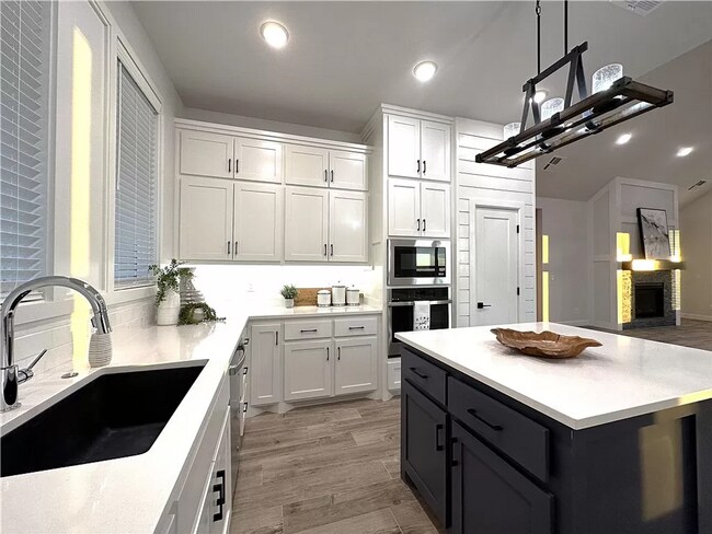 Building Photo - Luxarious 3BD/2BTH Home off of JKP Turnpik...