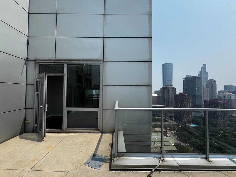 Building Photo - 732 S Clark St