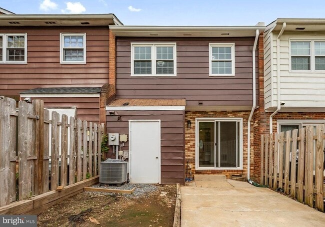 Building Photo - 14874 Emberdale Dr