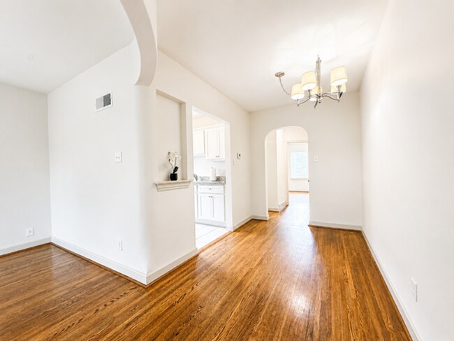 Building Photo - 4633-4635 Jamieson Avenue