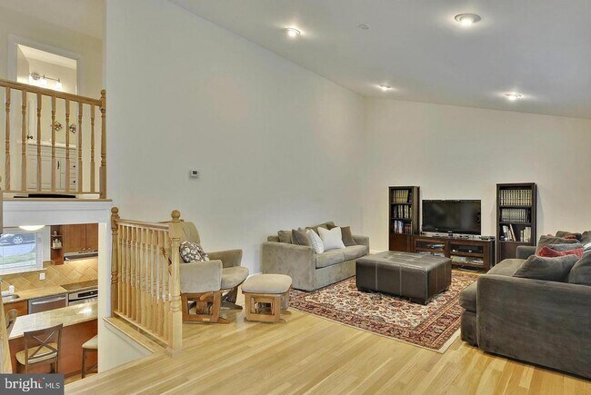 Building Photo - 717 Hillsboro Dr
