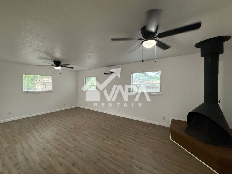 Building Photo - 230 Craigmont Ln