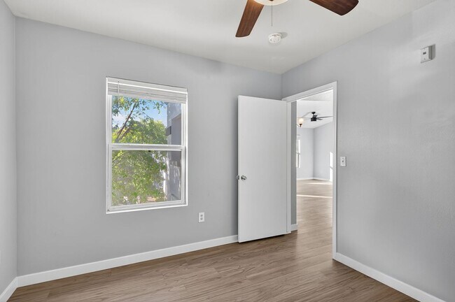 Building Photo - *MOVE-IN READY* GREAT UPPER LEVEL 2-BEDROO...