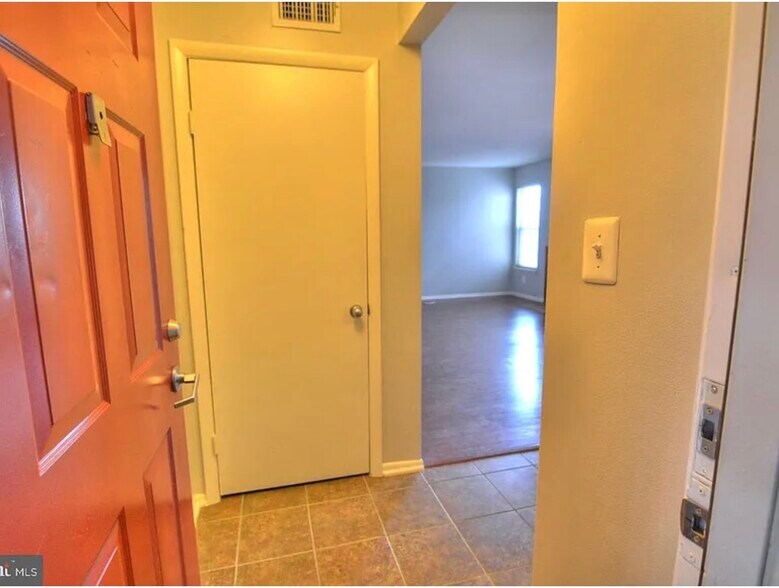 Building Photo - 1707 Ascot Way
