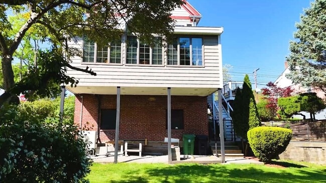 Building Photo - 654 Main St