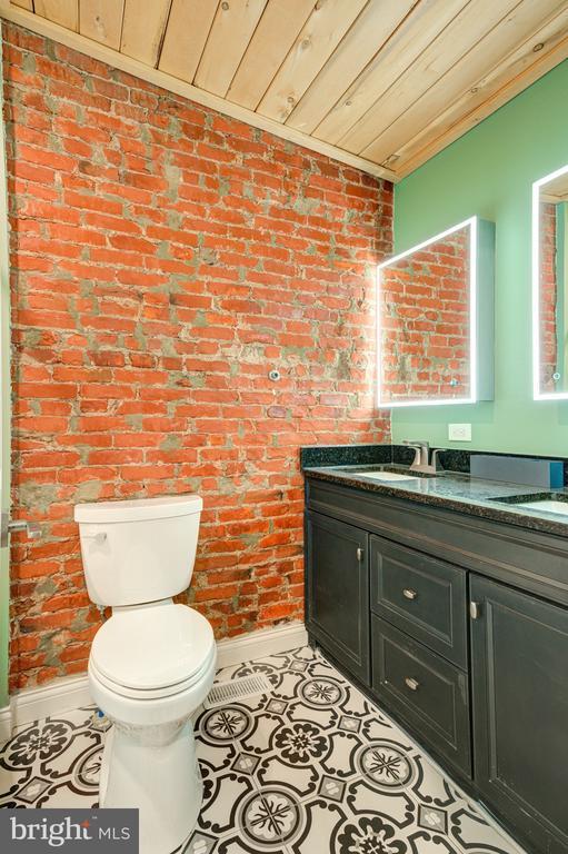 Building Photo - 2643 N Mascher St