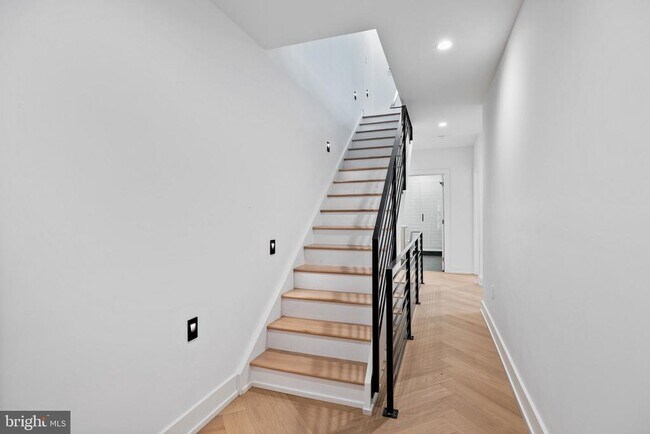 Building Photo - 706 Latona St