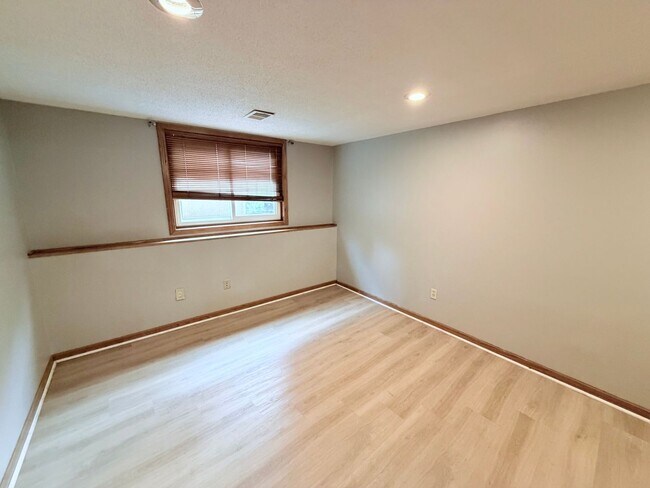 Building Photo - Versatile Oakdale Home Featuring 2 Kitchens, Sun Deck & Mother-in-Law Suite!