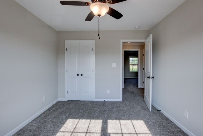 Building Photo - Huge 5 bed 3 ba.  Gorgeous House Near Post...
