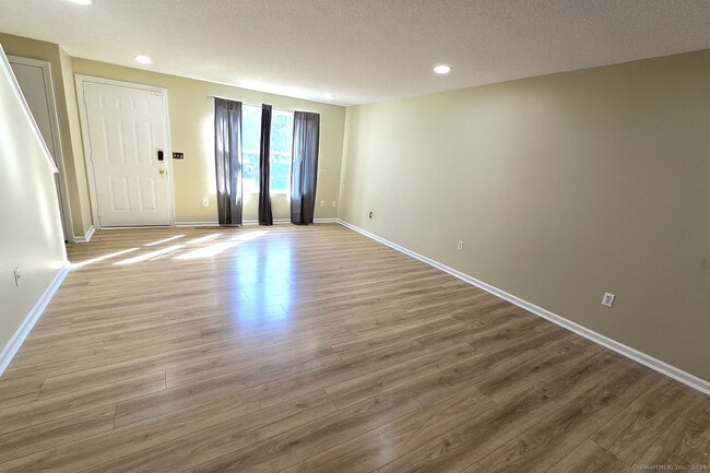 Building Photo - 5 Periwinkle Ln