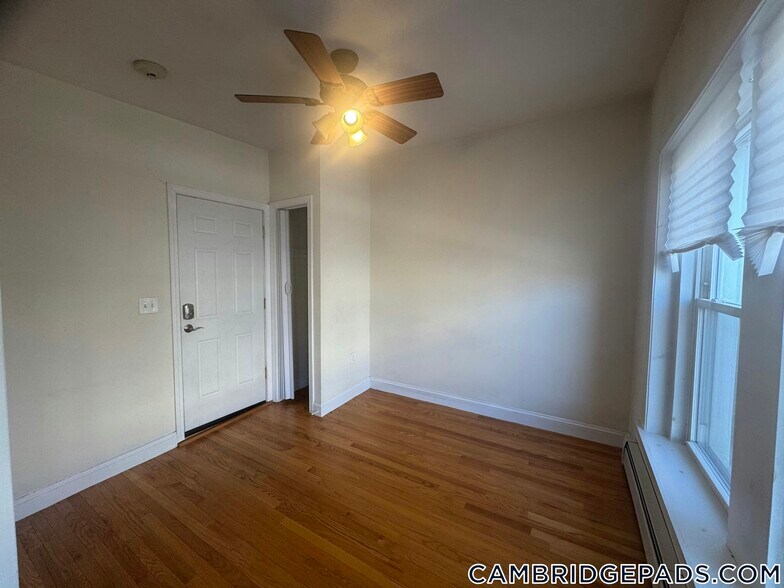 Building Photo - 1054 Cambridge St