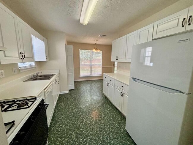 Building Photo - 3399 Benthollow Ln