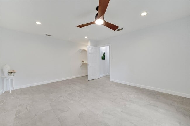 Building Photo - 2610 W Holcombe Blvd