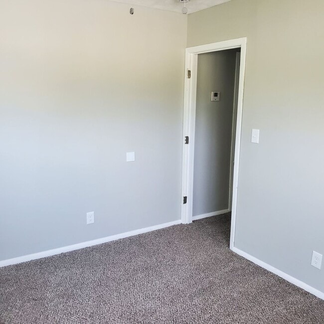Building Photo - 6 BDRM HOUSE FOR RENT
