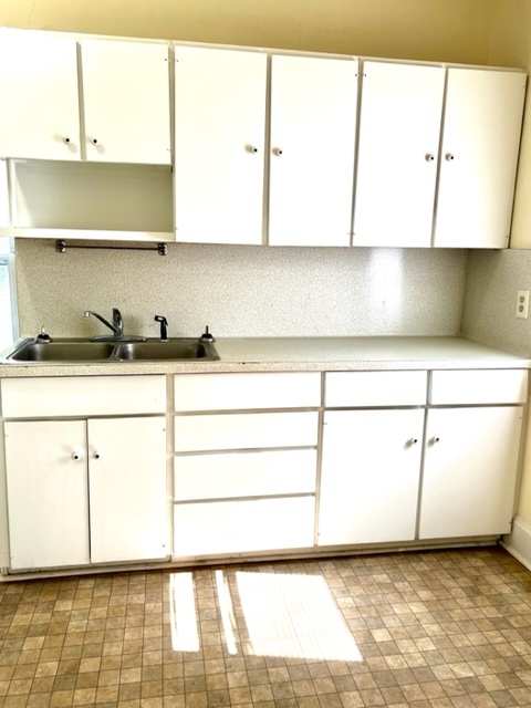 Kitchen - 1020 N Main Ave