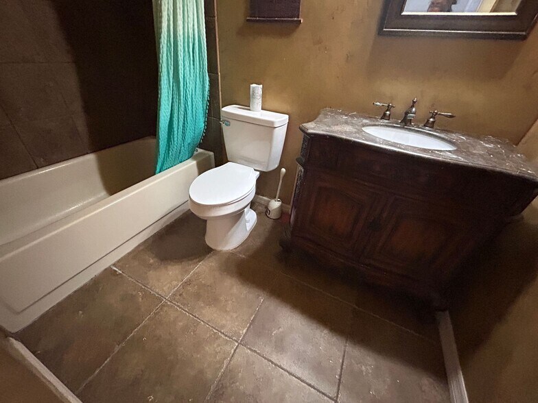 Building Photo - 2/2 Ground Floor Condo off Island Park Rd