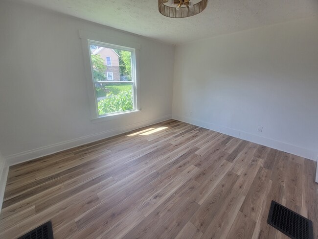 Building Photo - 1542 Thomas Ave