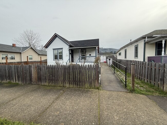 Building Photo - 1321 SE Mill St