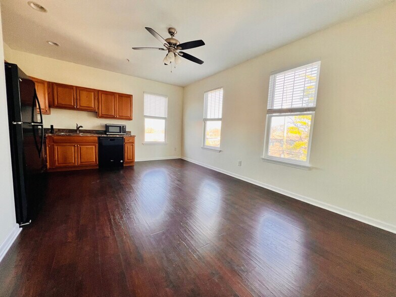 Building Photo - 1624 16th Ave S