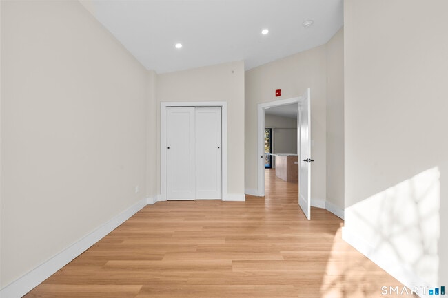 Building Photo - 937 Post Rd