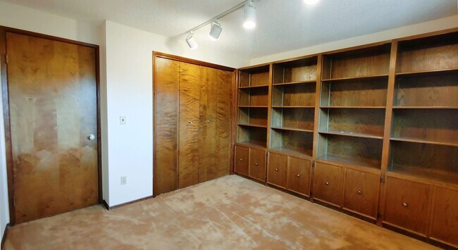 Building Photo - This Great Mt. Park Home with 3 Bedroom 2 ...