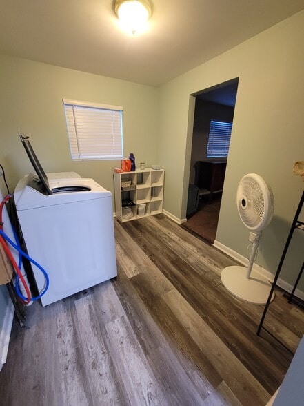 Laundry room - 1628 Bell Ave