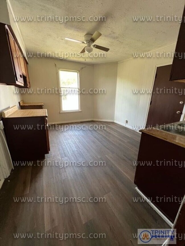 Building Photo - Huge 4 Bed House!