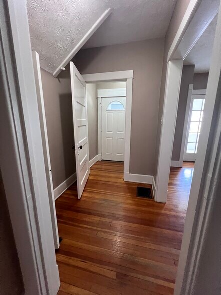 Entry way - 1019 S 17th St