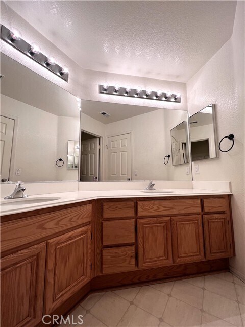 Building Photo - 20865 Oakdale Ln