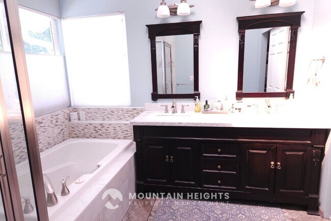 Building Photo - 2096 Rainbow Point Dr