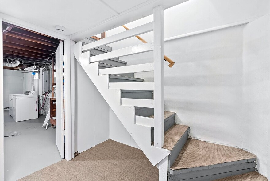 Building Photo - 814 Holiday Ave