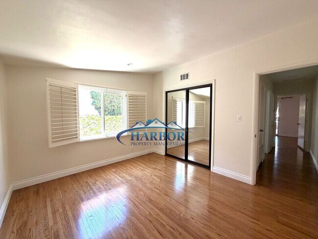 Building Photo - 1630 Miracosta St