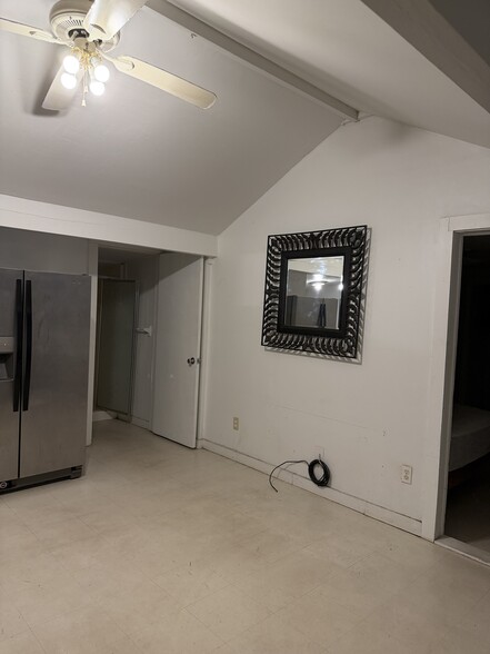 Building Photo - 205 Strawberry Ln