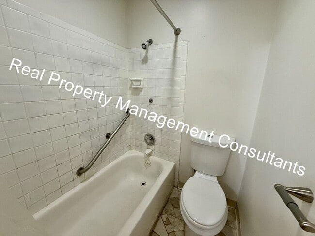 Building Photo - Spacious 5-Bedroom Townhome