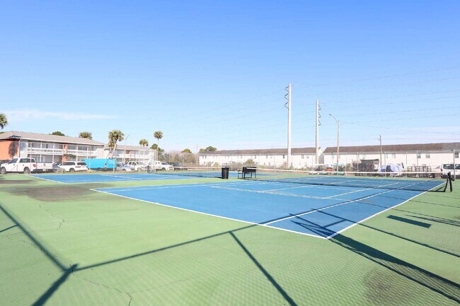 Building Photo - "Coastal Comfort Awaits: Furnished 2-Bed Condo with Pool in Destin!"