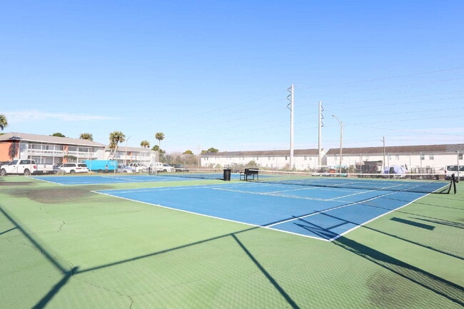 Building Photo - Move-in Special- $200.00 Off First Months Rent