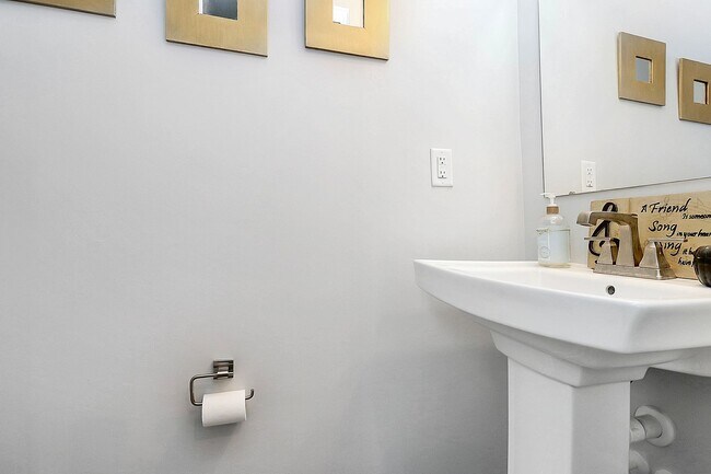 Building Photo - Townhome in the heart of Charlotte!