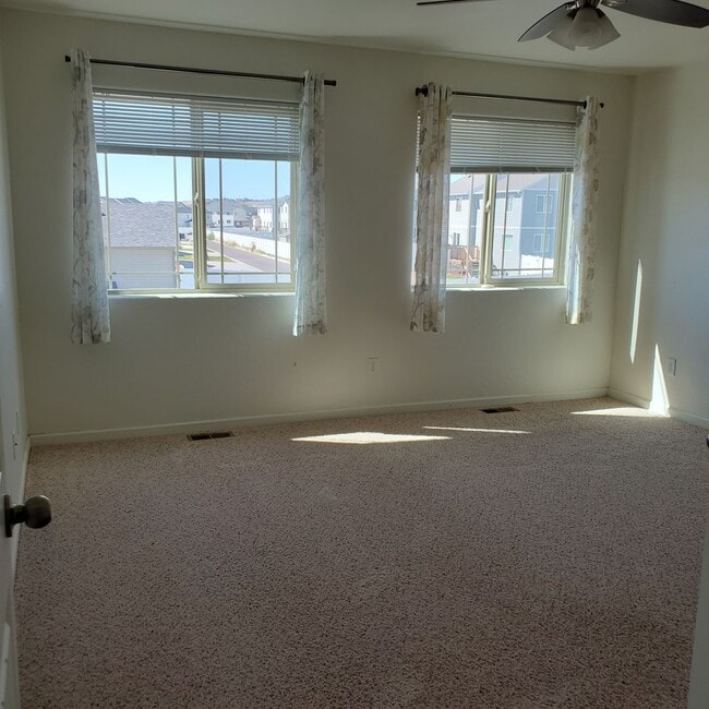 Building Photo - 3 BED 2.5 BATH SADDLE RIDGE TOWNHOME