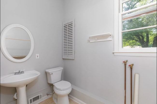 Building Photo - 260 Binkley Dr